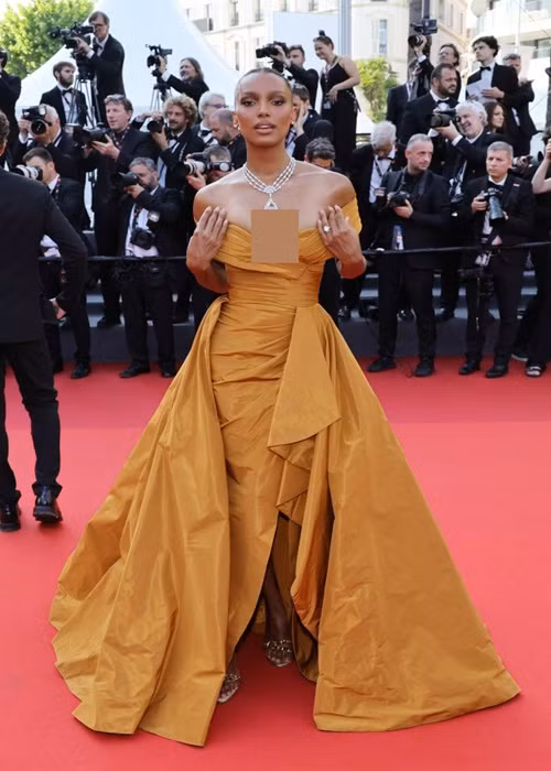 "Thiên thần Victoria's Secret" Jasmine Tookes o ép vòng một khi xuất hiện tại sự kiện. Ảnh: Harper's Bazaar.