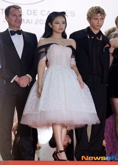 Jennie có mặt ở Cannes trong khi phía V xác nhận, nam ca sĩ không tham dự liên hoan phim như đồn đoán. Ảnh: Newsen.