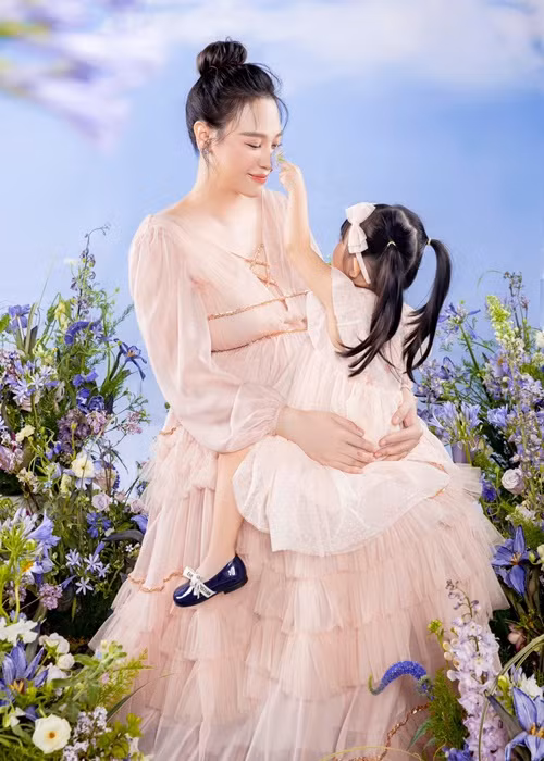 Đàm Thu Trang hài hước đáp lời chồng: "Papa tính định xin đi tour đâu nữa hả".
