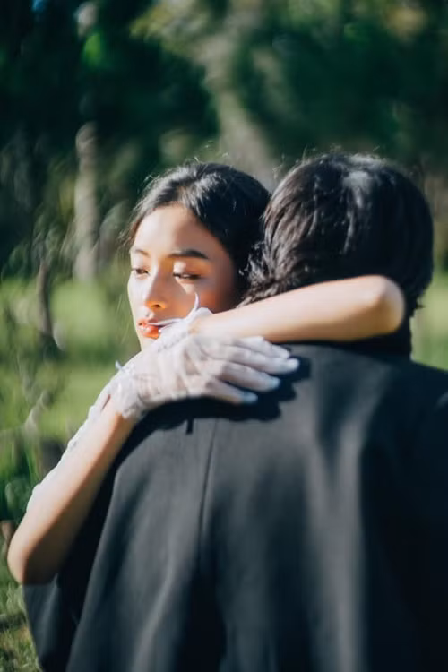 Trong "Em và Trịnh", Avin Lu đóng vai Trịnh Công Sơn lúc trẻ còn Lan Thy vào vai Bích Diễm - một trong những nàng thơ của Trịnh Công Sơn.