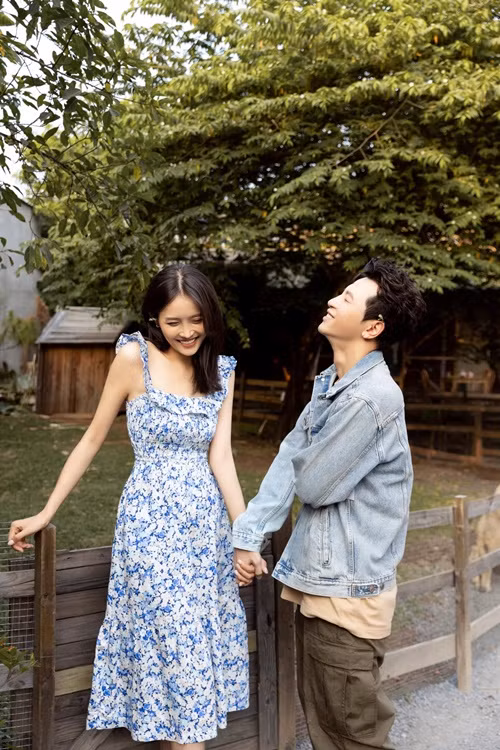 Người đẹp cho biết thêm, cô không sống chung với bố mẹ bạn trai nhưng được cả hai yêu thương và quan tâm.