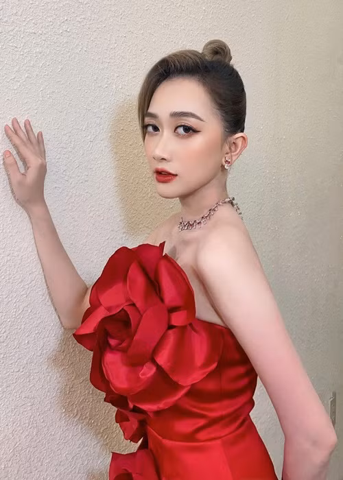 Phương Lan ngày càng gợi cảm, trẻ trung sau khi hẹn hò Phan Đạt.