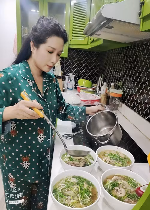 Trên trang cá nhân, nữ ca sĩ vẫn thường xuyên cập nhật hình ảnh đời thường. Cô không ít lần khoe vào bếp nấu ăn.