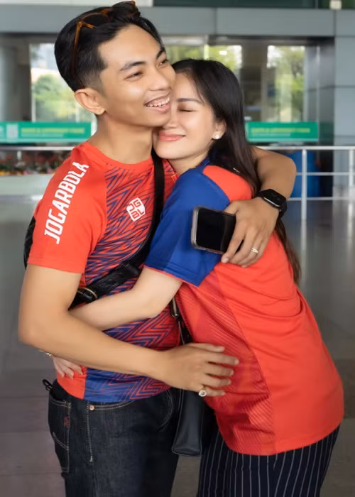 Ba bau Khanh Thi tro ve tu SEA Game 32, duoc chong tre don