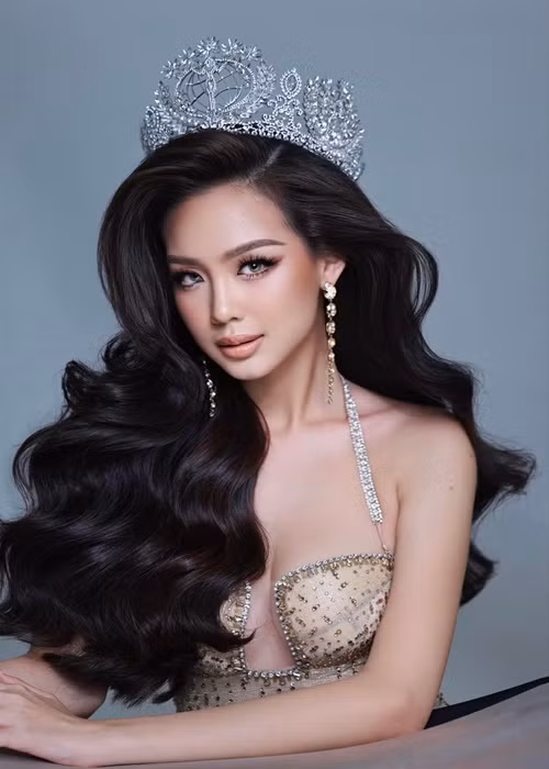 “Vương miện không có phiên bản. Tôi được đội bản chính thức về Việt Nam", cô nói. Ảnh: FBNV