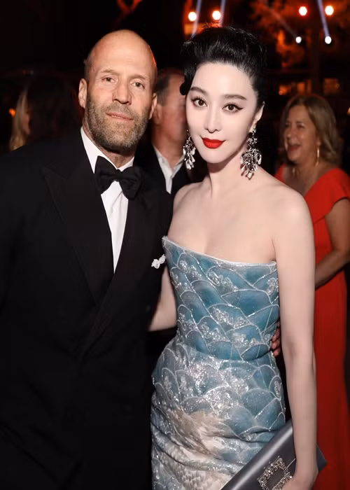 Mỹ nhân họ Phạm chụp ảnh với ngôi sao Hollywood Jason Statham. Ảnh: FBNV.