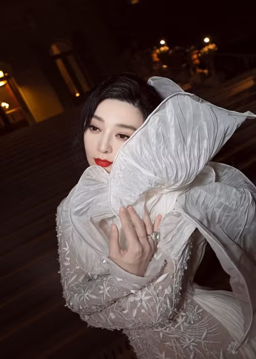 Trước Cannes, ngôi sao họ Phạm tham gia Tuần lễ Thời trang Paris, Lễ trao giải Oscar. Ảnh: FBNV.
