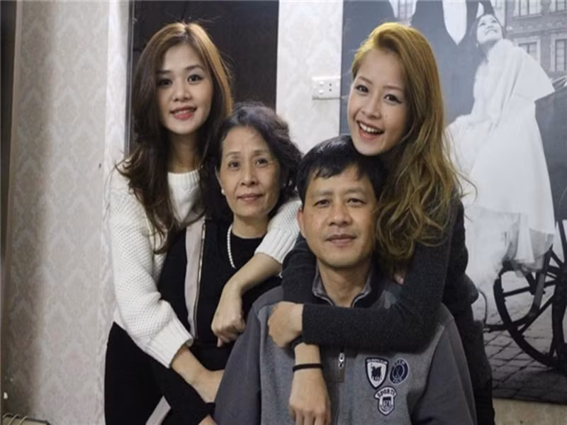Chi Pu từng chia sẻ, khi gặp khó khăn, cô thường không tâm sự với người thân. "Thứ nhất, bố mẹ lớn tuổi, sẽ càng lo lắng cho con cái nếu biết được những áp lực mà mình đang trải quá. Thứ hai, bố mẹ cũng không hiểu về showbiz, nghệ thuật nên khó đưa ra những những cách hỗ trợ hay giải quyết cho mình được. Thế nên tôi thường chọn cách chỉ chia sẻ với gia đình về những niềm vui thành quả đạt được", Chi Pu trải lòng. Ảnh: Dân Việt