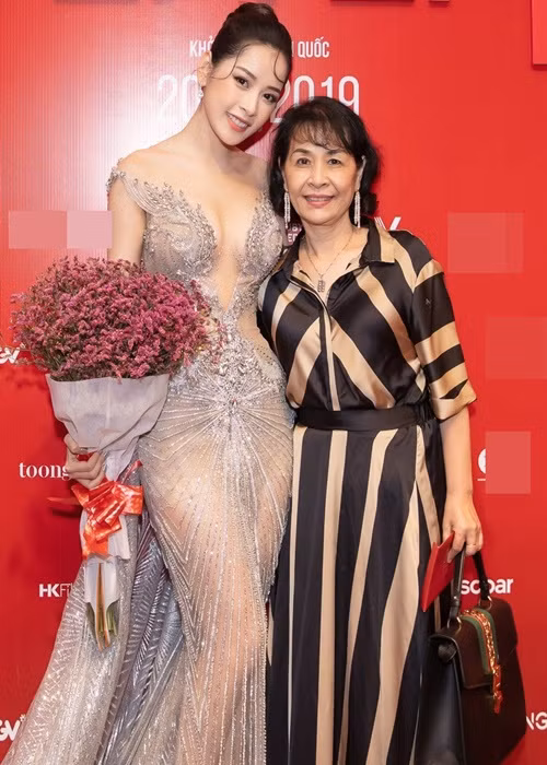 Khi Chi Pu đóng cảnh nóng đồng tính, bố mẹ của cô không phản đối. Bố của Chi Pu chia sẻ trên Vietnamnet, ông tin tưởng con gái tuyệt đối vì cô đã lớn và biết suy nghĩ về cuộc đời mình. Mẹ của Chi Pu cho hay, "cảnh nóng là nghề rồi nên luôn thông cảm và ủng hộ con". Ảnh: FBNV