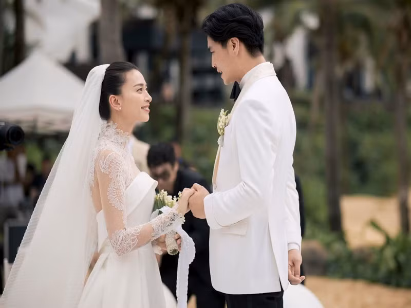 Ngô Thanh Vân cũng gửi lời cảm ơn đến Huy Trần. "Cảm ơn 1 năm bay nhảy lên trời cao xuống biển rộng, cùng vợ sẵn sàng lên bờ xuống ruộng. Cảm ơn chồng đã yêu chiều vợ ở mọi cung bậc cảm xúc để quên đi chính mình", nàng đả nữ viết.