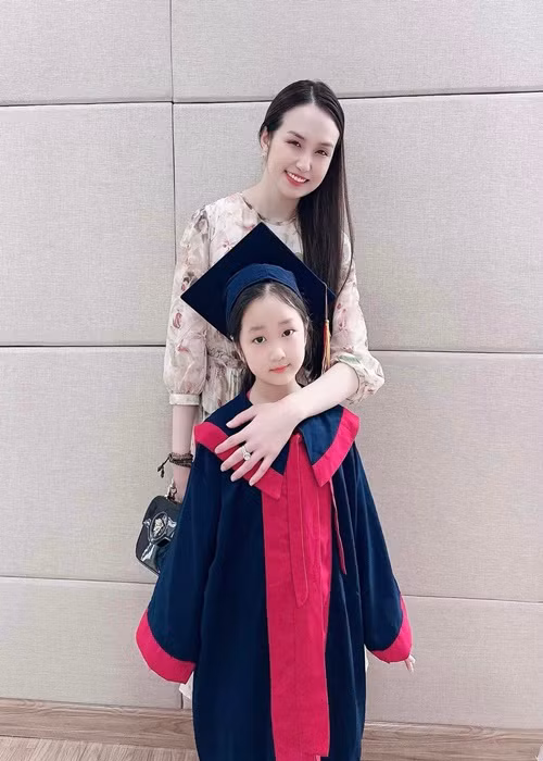 Bà xã Tuấn Hưng cho biết, con gái rất cá tính, năng động nhưng cũng có lúc nữ tính.