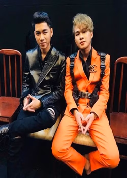 Trước Anh Thơ, một số sao Việt cũng vướng ồn ào hủy show phút chót. Tháng 8/2019, Jack cùng K-ICM bị tố bùng show sát ngày quay gameshow Giọng ải giọng ai. Phía ban tổ chức chương trình xác nhận câu chuyện là có thật. Về phần Jack, anh có động thái khuyên nhủ fan: "Tôi biết mọi người buồn, lo, hoang mang, cáu gắt khi nghe những điều tệ. Đừng quan tâm có phải tốt hơn không”. Ảnh: Zing