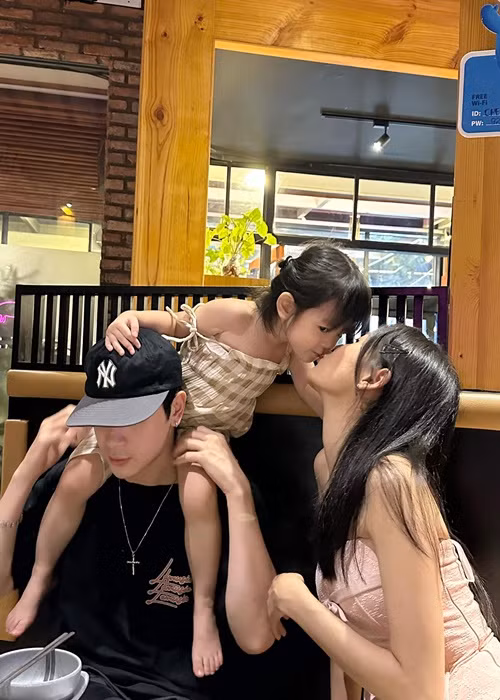Phí Ngọc Hưng tỏ ra là ông bố nghiện con.