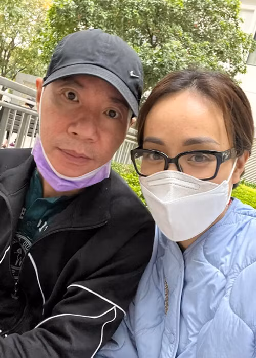 Bà xã Công Lý chia sẻ, suốt tháng ngày chồng ở viện, cô chưa từng mở lời kêu than. “Mạnh mẽ đến đâu, mình cũng là đàn bà. Mình nản chí, thì anh Lý dựa vào ai. 4 tháng ở viện, mình từng ước có một giấc ngủ trọn vẹn mà đâu dễ dàng gì”, Ngọc Hà tâm sự.