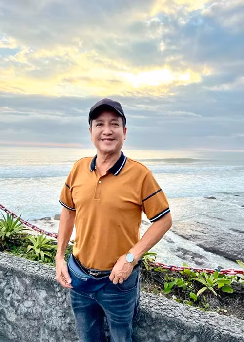 Chí Trung đã bỏ hết quần áo cũ để sắm toàn bộ đồ mới.