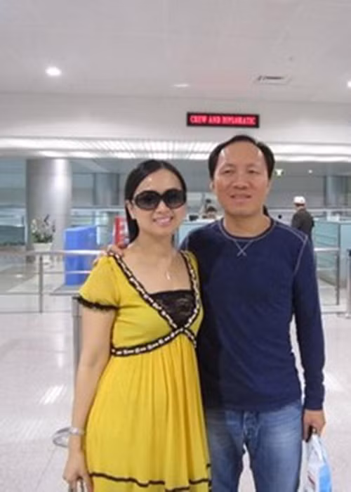 Hà Phương quen biết Chính Chu khi lưu diễn ở Mỹ. Lần đầu gặp, cô ấn tượng với việc nam doanh nhân không rành tiếng Việt nhưng chịu khó nói chuyện. Quen được 3 tháng, Hà Phương được Chính Chu ngỏ lời yêu. Năm 2002, cả hai kết hôn. Ảnh: Pose