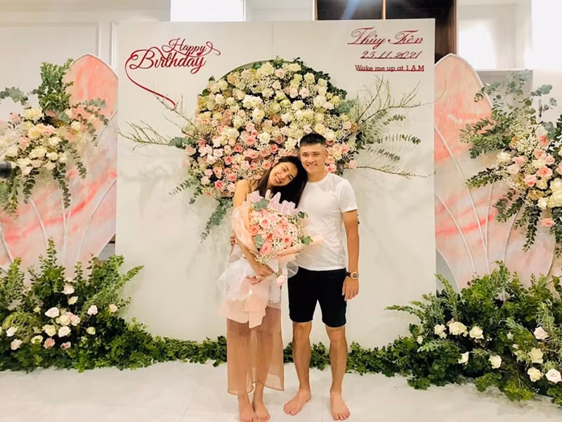 Sau ồn ào từ thiện, Thủy Tiên trở thành tâm điểm bởi một số tin đồn. Tháng 10/2021, vợ chồng nữ ca sĩ vướng tin đồn “thất thiệt” bị bắt. Ảnh: FBNV