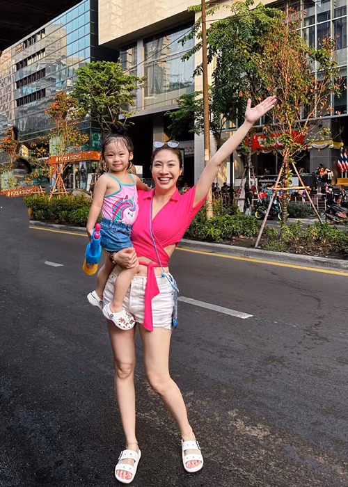 Nữ ca sĩ thường xuyên đưa con gái đi du lịch.
