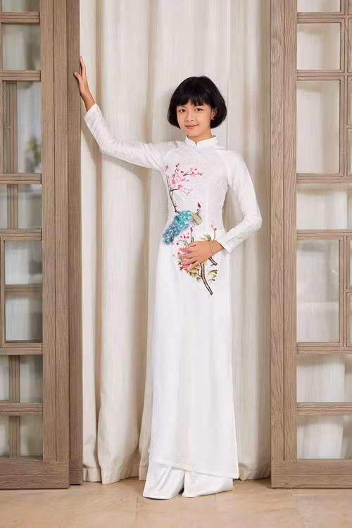 An Như khoe vóc dáng cao gầy khi diện áo dài.
