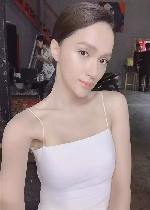 Nữ ca sĩ được khen ngợi khi rũ bỏ son phấn bởi vẻ ngoài vẫn rạng rỡ. Ảnh: Vietnamnet