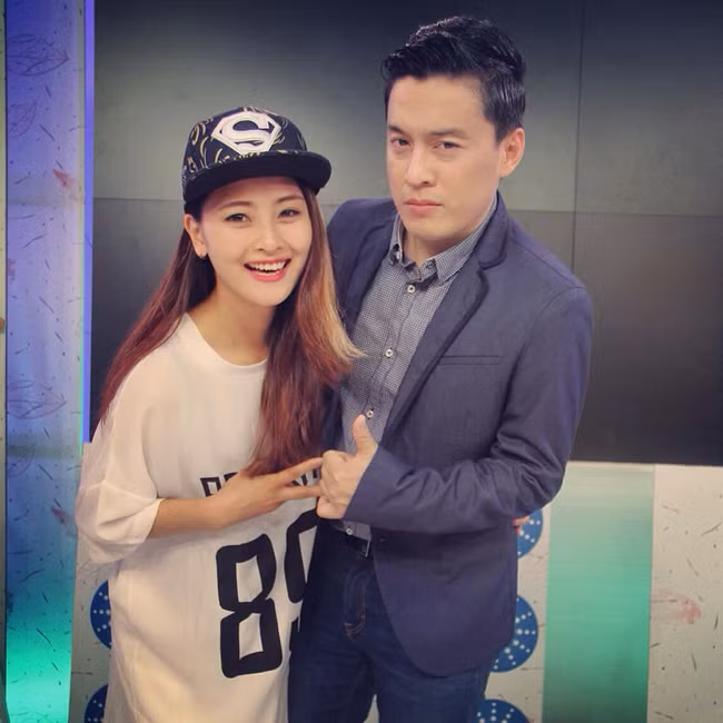 Chụp cùng khách mời là ca sĩ Lam Trường trong chương trình Bữa trưa vui vẻ.