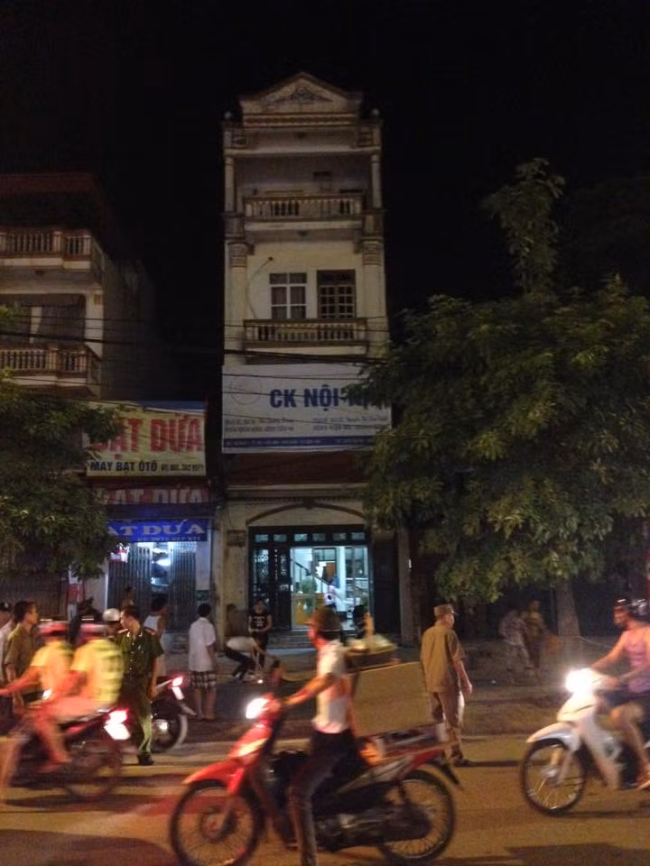 Ha Noi: Nam thanh nien roi tu nha 4 tang xuong tu vong