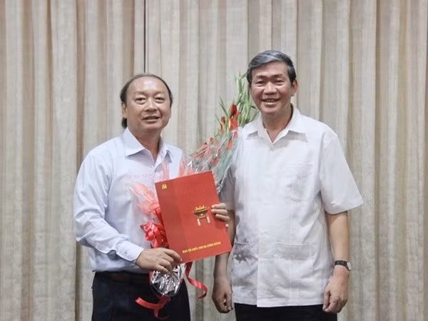 Bo Chinh tri dieu dong uy vien Trung uong Dang
