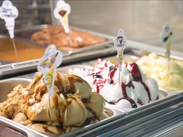 Đường phố tại Ý tràn ngập các cửa hàng bánh kem gelato. Khi đưa vào miệng, Gelato lập tức tan chảy tựa món sữa đông lạnh, món tráng miệng này vẫn luôn được miêu tả như món kem mềm hay kem sữa là vì vậy.