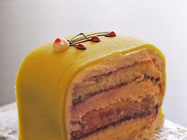 Cuối cùng, món bánh công chúa, hay tiếng Thụy Điển gọi là prinsesstårta, có nhiều lớp với lớp vỏ hạnh nhân màu xanh lá cây, bên dưới xen kẽ các lớp bánh bông lan, bánh kem và kem.