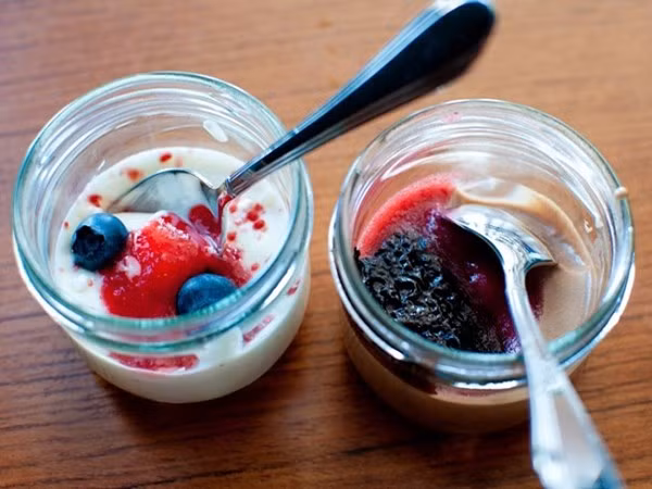 Tiếp đến, Skyr là một phần của ẩm thực Iceland trong hàng ngàn năm nay. Món tráng miệng kiểu sữa chua được ăn lạnh với đường, sữa và thỉnh thoảng trái cây.