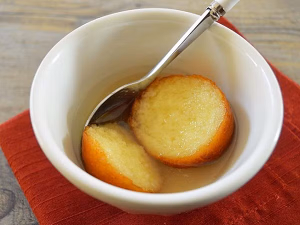 Bánh Gulab Jamun là một loại bánh rán được dùng cùng nước siro đến từ Ấn Độ. Bánh có vị ngọt ngào, đậm đà và rất lạ miệng với nguyên liệu chính bao gồm: bột sữa, bột mì, và ghee (một loại bơ của Ấn Độ).