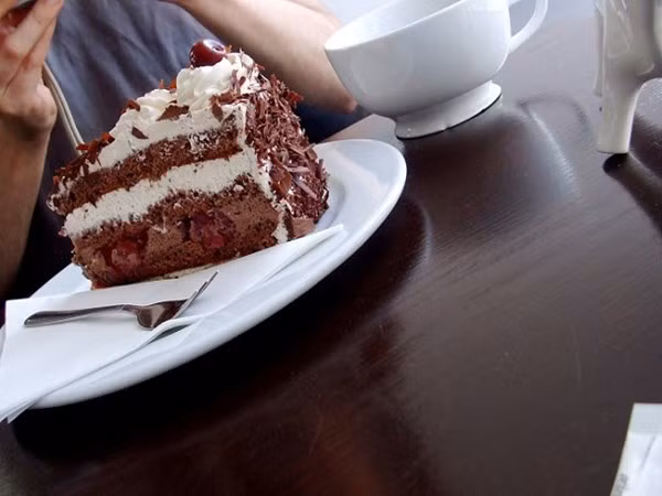 Bánh Schwarzwälder Kirschtorte, có nguồn gốc từ vùng Black Forest phía tây nam nước Đức. Bánh là hỗn hợp tuyệt vời của kem, chocolate, anh đào và Kirsch, một loại rượu trái cây của Đức.