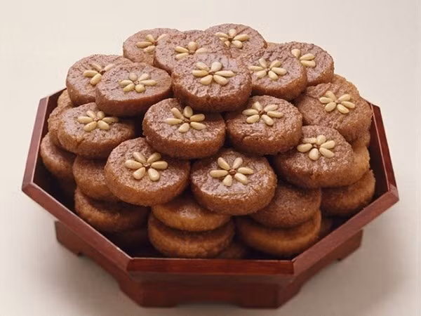 Như một loại bánh quy của Hàn Quốc, yakgwa được làm từ mật ong, dầu vừng và bột mì, với vị rất ngọt ngào.
