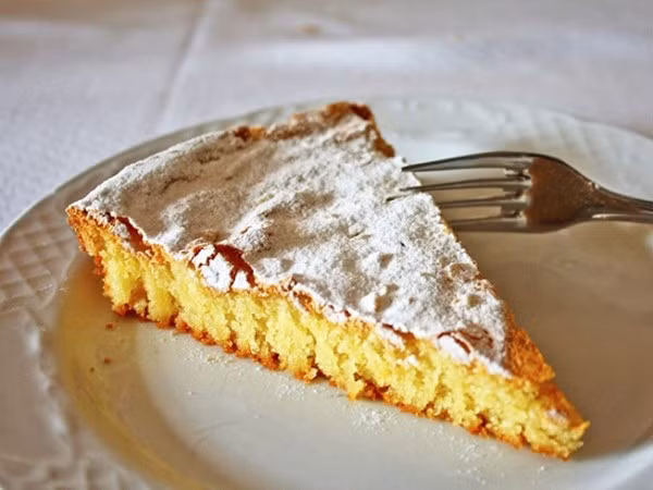 Tarta de Santiago hay còn được gọi là bánh của Thánh James, là món tráng miệng nổi tiếng của Tây Ban Nha, có nguồn gốc từ giai đoạn trung cổ từ cộng đồng Galicia.
