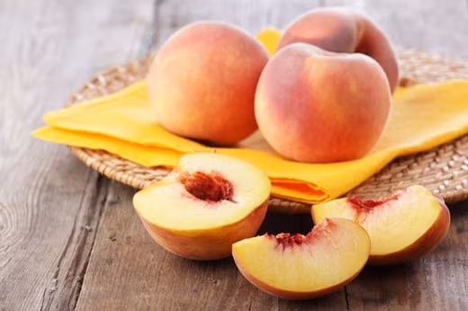 Đào: Đào chứa nhiều dưỡng chất cần thiết cho cơ thể như sắt, protein, đường, kẽm, pectin... Nhưng thực phẩm tuyệt vời này có thể trở mặt trở thành loại trái cây hại sức khỏe nếu ăn quá mức, vì nó có tính năng sinh nhiệt cao.