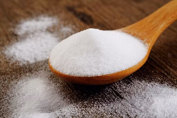 Dùng bột nổi. Bột nổi có tác dụng tiêu diệt vi khuẩn và ngăn ngừa đổ mồ hôi. Bạn chỉ cần pha một thìa canh bột nổi vào chậu nước, ngâm chân vào nước pha bột nổi trong vòng 20 phút trước khi đi ngủ. Lặp lại việc này ít nhất trong vòng 2 tuần. Đồng thời, bạn có thể rắc một chút bột nổi lên chân trước khi đi tất.
