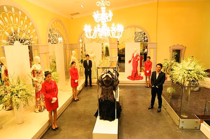 Kiều nữ kim cương cho biết giá thấp nhất của chiếc váy tại cửa hàng của cô khoảng 2.000 USD, cao nhất có chiếc lên đến 45.000 USD (gần 1 tỉ đồng)