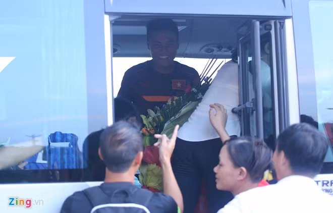 Và cả một bó hoa lớn mà người hâm mộ đã chuẩn bị từ trước trận. Lứa bóng đá U19 Việt Nam dưới thời HLV Hoàng Anh Tuấn bất ngờ khi nhận được sự mến mộ giản dị mà ấm áp từ người dân Hà Nam.