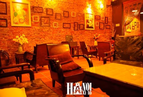 Hà Nội Xì Lô Cafe là một quán cà phê Sài Gòn nép mình trong căn hẻm nhỏ trên đường Nguyễn Trung Trực, (quận 1, TP HCM), Hà Nội Xì Lô cổ kính và trầm mặc với những nét kiến trúc rất riêng của Hà Nội.