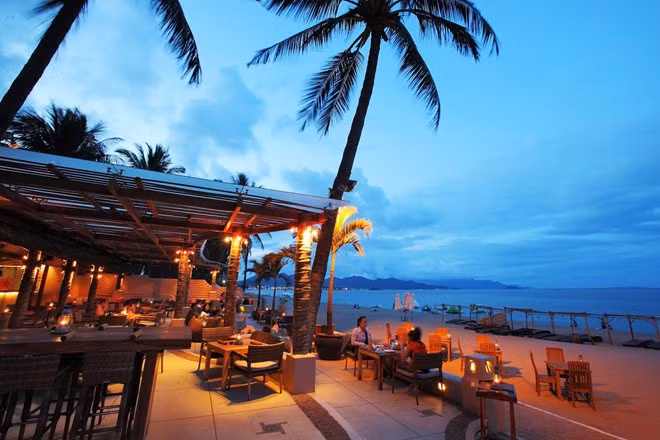 Phố Tây ở Nha Trang trải dài theo các con đường Hùng Vương, Trần Phú, Biệt Thự, Trần Quang Khải, Nguyễn Thiện Thuật. Đây là nơi tập trung du khách đến đặt phòng để khám phá thành phố của những bãi biển, vịnh, đảo tuyệt đẹp. Ảnh: Free-stock-illustration.
