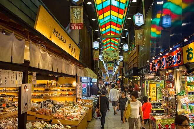 Chợ Nishiki, Kyoto, Nhật Bản: Khu chợ này trải dọc phố với hàng trăm cửa hàng bán đủ các loại thực phẩm, đồ ăn đặc trưng của Nhật Bản. Chợ Nishiki đã hoạt động từ nhiều thế kỷ và là điểm đến yêu thích của nhiều du khách khi ghé thăm cố đô Kyoto. Ảnh: Nodestinations.