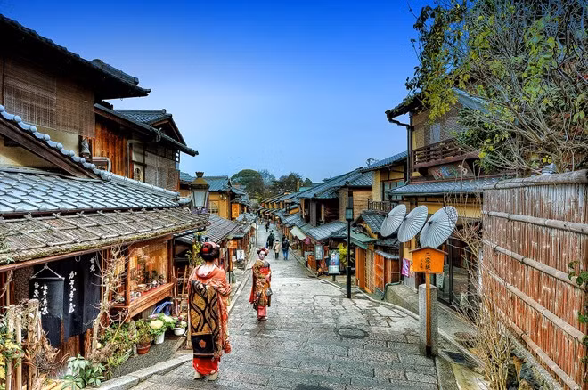 Quận Higashiyama, Kyoto, Nhật Bản: Nổi tiếng với hình ảnh của những geisha thướt tha giữa khu phố cổ kính như thời xưa, quận Higashiyama không cho phép các loại phương tiện có động cơ hoạt động để tránh làm mất sự yên tĩnh, trầm mặc. Ảnh: Fullhdpix.