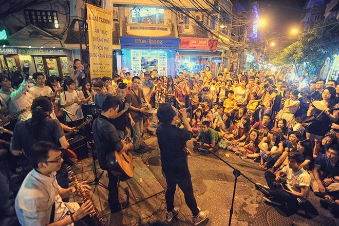 Phố cổ Hà Nội, Việt Nam: Các tuyến phố Hàng Buồm - Mã Mây - Đào Duy Từ - Hàng Giầy - Lương Ngọc Quyến - Tạ Hiện cấm các loại phương tiện có động cơ từ 19h đến 24h (mùa hè) và từ 18h đến 24h (mùa đông) vào các tối thứ 6, thứ 7 và chủ nhật hàng tuần. Đây là địa điểm yêu thích của các du khách trong và ngoài nước. Bạn có thể đi bộ, mua sắm, thưởng thức các món ăn vỉa hè, nghe du ca đường phố... trong không khí đêm sôi động của Hà Nội. Ảnh: M.L.