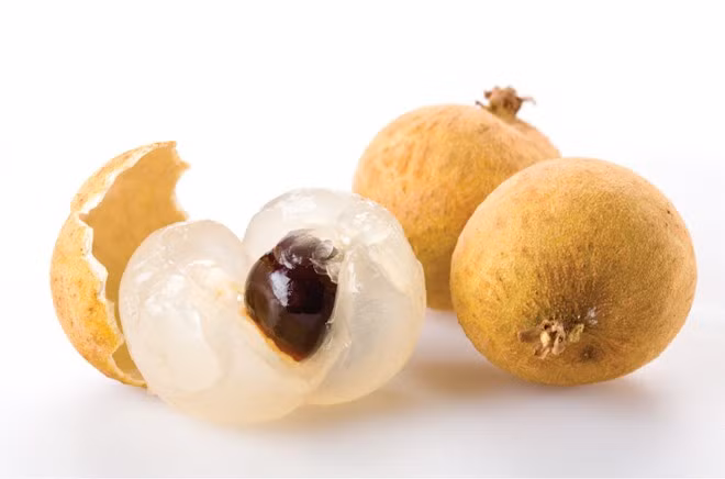 Vườn trái cây Cái Mơn thuộc xã Vĩnh Thành, huyện Chợ Lách, tỉnh Bến Tre. Đây là một trong những vựa trái cây lớn nhất nhì miền Tây Nam Bộ. Bất kỳ thời gian nào trong năm, nơi này cũng rộ hương thơm của các loại trái chín. Được yêu thích nhất là nhãn thơm ngọt, đậm đà. Ảnh: Samuiholiday.