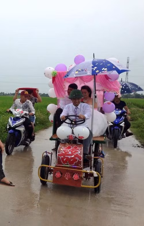 Chia sẻ với chúng tôi, bạn Quốc Việt, người chụp những bức ảnh này cho biết, đây là những hình ảnh của đám cưới chú rể Anh Tuấn (sinh năm 1995) và cô dâu Vy Oanh (sinh năm 1996) đều ở Diễn Xuân, Diễn Châu, Nghệ An. Đám cưới được tổ chức vào ngày 31/7 vừa qua.