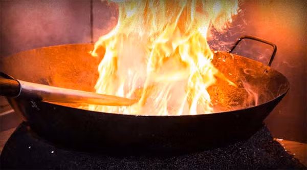 Khi nấu nướng ở nhiệt độ càng cao, dầu ăn sinh ra nhiều chất độc hại. Ở nhiệt độ khoảng 100oC, các axít béo bắt đầu phân hủy thành nhiều hợp chất có hại. Độc tính của dầu ăn sẽ trở nên mạnh hơn ở mức trên 200oC đến mức dầu bốc lửa. Người hít phải khói này chắc chắn sẽ rất hại sức khoẻ. Hầu hết các món rán đều phải để dầu sôi nhiệt độ cao, việc khói dầu lan tỏa trong nhà, đặc biệt là nhà kín, tiềm ẩn nhiều nguy hại.