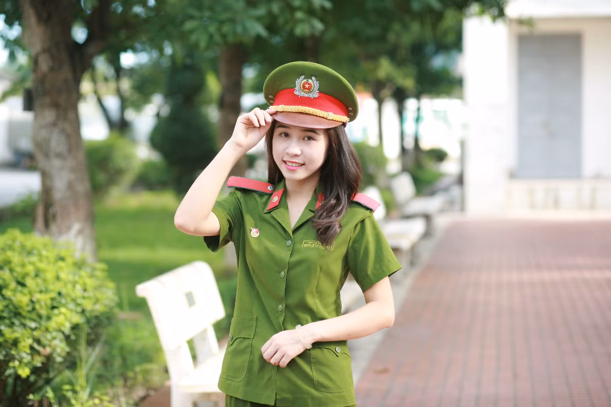 Hot girl Học viện Cảnh sát thần tượng chiến sĩ công an nhân dân từ bé khi được xem bộ phim Cảnh sát hình sự. “Mình có ấn tượng mạnh với vai nữ chiến sĩ công an nhân dân trong phim. Chị ấy không chỉ xinh đẹp mà còn vô cùng mưu trí, dũng cảm”, Hằng chia sẻ.