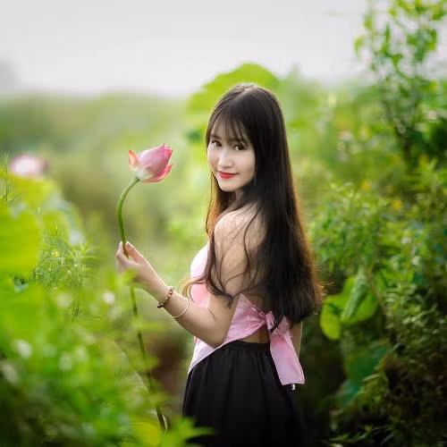 Nữ sinh xinh xắn này là Phạm Kim Cúc, hiện đang học lớp 12 - trường THPT Nguyễn Bỉnh Khiêm - Cầu Giấy - Hà Nội.