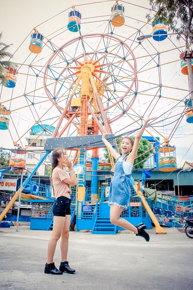 Do hoàn cảnh gia đình, từ nhỏ, Vân và Vy đã sống cùng bà ngoại, rất ít khi được gặp mẹ. Vì vậy, nhiều lần, chính mẹ của họ cũng nhầm lẫn khi phân biệt hai chị em.
