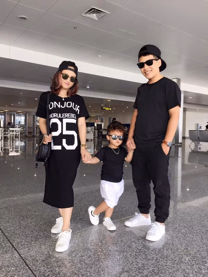 Thời trang sân bay của cả gia đình khiến người qua lại khó rời mắt